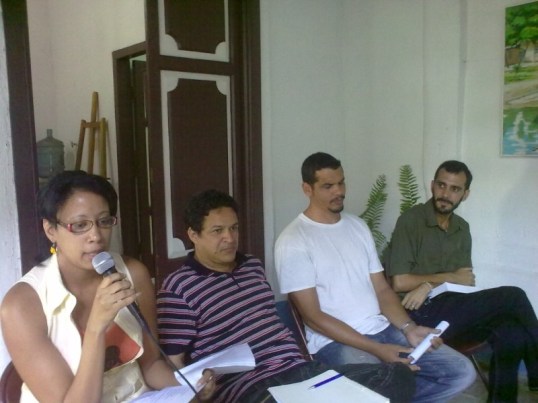 Poetas invitados. De izquierda a derecha: Yorisel Andino, Reinaldo Cedeño, Miguel Cándido. En el extremo derecho, el colaborador, Noel Pérez